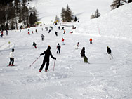 Assembramento di sciatori in pista